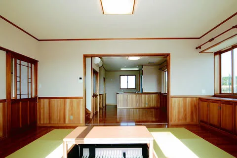 中央に畳と堀炬燵があるLDK