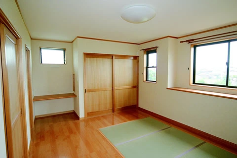洋室の中に段差のないタタミ敷き