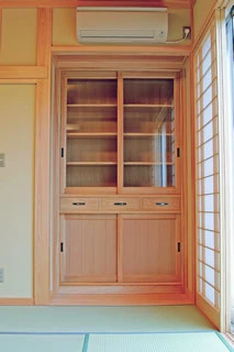 ムク材で仕上げた建具