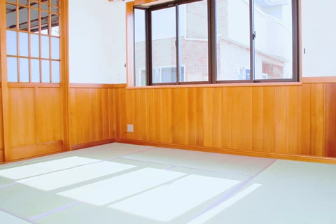 ムク材を加工した腰板を使用